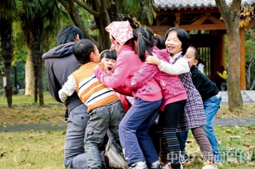 Homeschoolers are playing with Tian Zhiming by the Xuanwu Lake in Nanjing.