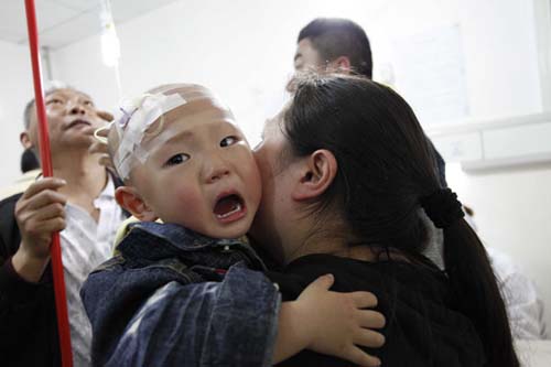 A child suspected of being infected with hand, foot and mouth disease receives treatment at the Guiyang No 5 People's Hospital in Guizhou province on May 16. Qiu Ci / for China Daily