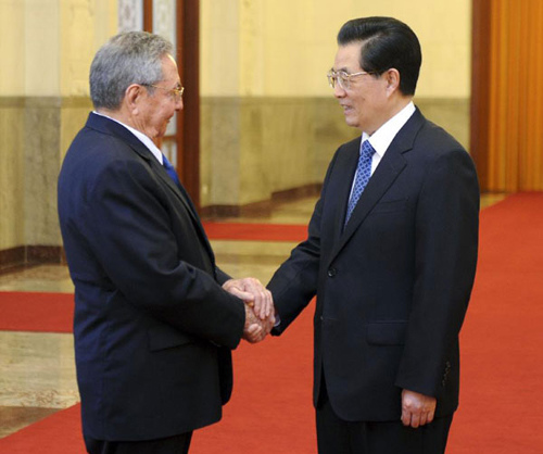 Chinese President Hu Jintao (R) shakes hands with Raul Castro Ruz, president of Cuba's Council of State and the Council of Ministers, during a welcoming ceremony at the Great Hall of the People in Beijing, capital of China, July 5, 2012. (Xinhua/Yao Dawei) 