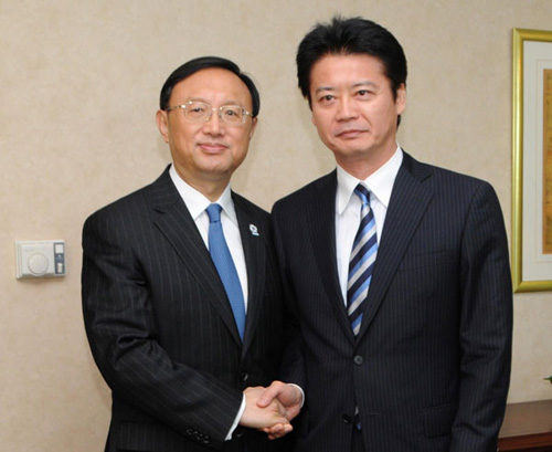 Foreign Minister Yang Jiechi (left) met his Japanese counterpart Koichiro Gemba in Phnom Penh, where he reaffirmed China's principled position on the Diaoyu Islands. [Photo by Zhao Yishen / Xinhua] 