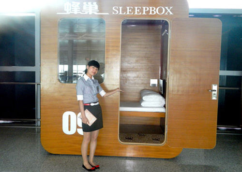 A worker at Xi'an Xianyang International Airport, Shaanxi province, shows a sleeping box on Tuesday. Dong Liang / for China Daily