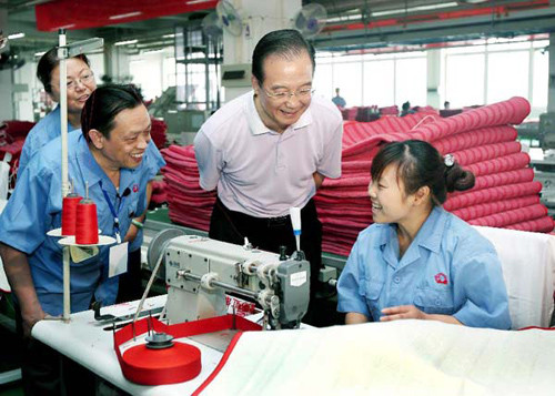 Chinese Premier Wen Jiabao (C) talks to workers in a workshop of the Rainbow Appliance Group in Chengdu, capital of southwest China's Sichuan Province, July 14, 2012. Wen Jiabao made an inspection tour of Sichuan Province from July 13 to 15. (Xinhua/Yao D