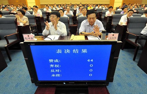 Photo taken on July 17, 2012 shows a scene of a meeting of the Standing Committee of the Hainan Provincial People's Congress in Haikou, capital of south China's Hainan Province.[Xinhua]