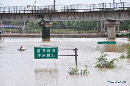 Photo taken on July 22, 2012 shows the waterlogged Nangangwa section of the Beijing-Hong Kong-Macao expressway in Fengtai District of Beijing, capital of China. [Xinhua]