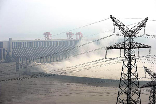 Flood water is released from the Three Gorges Dam, a gigantic hydropower project on the Yangtze River, in Yichang City, central China's Hubei Province, July 24, 2012. [Xinhua]