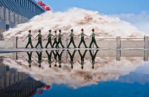  Armed police patrol at the Three Gorges Dam, a gigantic hydropower project on the Yangtze River, in Yichang City, central China's Hubei Province, July 24, 2012. [Xinhua]