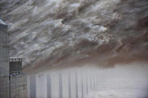  Flood water is released from the Three Gorges Dam, a gigantic hydropower project on the Yangtze River, in Yichang City, central China's Hubei Province, July 24, 2012. [Xinhua]