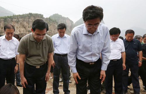 Beijing Party chief Guo Jinlong(3R) and acting mayor Wang Anshun(2L) mourned victims killed in the July 21 downpour, when inspecting the disaster relief work in Fangshan District, July 27, 2012. [Photo/Beijing Daily]