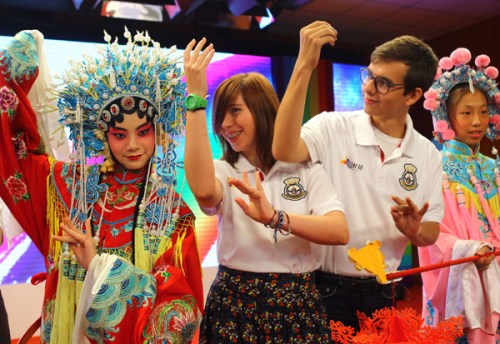 Two students from public high schools in the United States learn Peking Opera at the No 35 Middle School in Beijing on Tuesday.