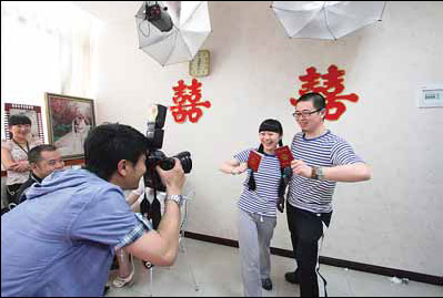 Two newlyweds pose wearing the Haihunshan, the PLA Navy's latest uniform, in Chongqing.