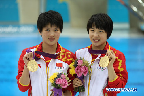 Chen Ruolin (L)/Wang Hao of China pose at the awarding ceremony of women's synchronised 10m platform event at the London 2012 Olympic Games in London, Britain, July 31, 2012. The Chinese divers claimed the title in this event. (Xinhua/Fei Maohua)