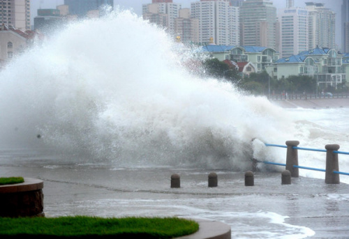 Giant waves wash ashore during Typhoon Damrey in Qingdao city, East China's Shandong province, August 3, 2012.