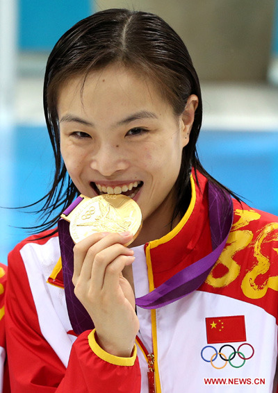 Gold medalist Wu Minxia of China poses during victory ceremony of women's diving 3m springboard contest, at London 2012 Olympic Games in London, Britain, on August 5, 2012. (Xinhua/Fan Jun)