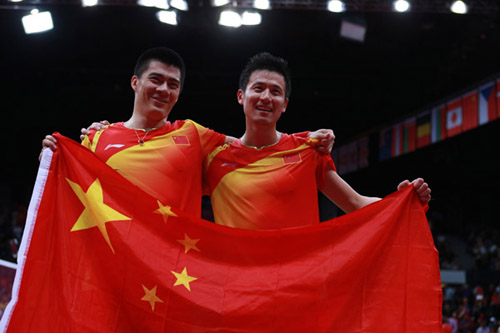 China's Fu Haifeng (L)/Cai Yun celebrate after winning men's badminton doubles gold medal match against Mathias Boe/Carsten Mogensen of Denmark, at London 2012 Olympic Games in London, Britain, August 5, 2012. - China's Fu Haifeng/Cai Yun won the match 2-0 and won gold medal. (Xinhua/Ren Zhenglai)