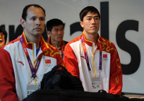 China's 110m hurdler Liu Xiang, right, arrives at Heathrow airport in London, Britain, on Aug 3, 2012. Liu Xiang will compete in men's 110m hurdles competition of athletics at the London 2012 Olympic Games on Aug 7. 