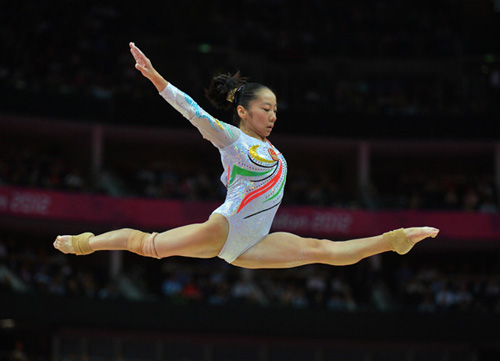 Deng Linlin of China competes during women's beam final of gymnastics artistic, at London 2012 Olympic Games in London, Britain, on August 7, 2012. Deng Linlin won the gold medal. (Xinhua/Cheng Min)