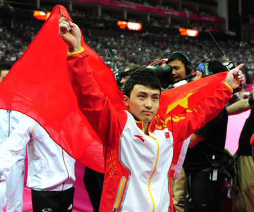 Feng Zhe of China celebrates after winning in men's parallel bars final contest, at London 2012 Olympic Games in London, Britain, on August 7, 2012. Feng Zhe of China won gold medal. (Xinhua/Cheng Min)