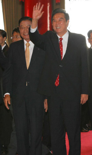 Chen Yunlin (R), president of the Chinese mainland-based Association for Relations Across the Taiwan Straits (ARATS), arrives in Taipei, southeast China's Taiwan, Aug. 8, 2012. Chen will attend the eighth summit between ARATS and the Taiwan-based Straits 