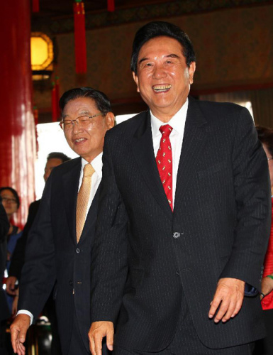 Chen Yunlin (R), president of the Chinese mainland-based Association for Relations Across the Taiwan Straits (ARATS), arrives in Taipei, southeast China's Taiwan, Aug. 8, 2012. Chen will attend the eighth summit between ARATS and the Taiwan-based Straits 