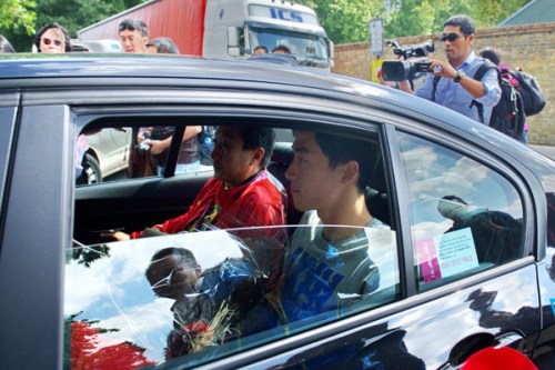 Liu Xiang and Li Guoxiong, a leading fi gure on his back-up team, arrive at a London hospital prior to Lius surgery on Thursday.