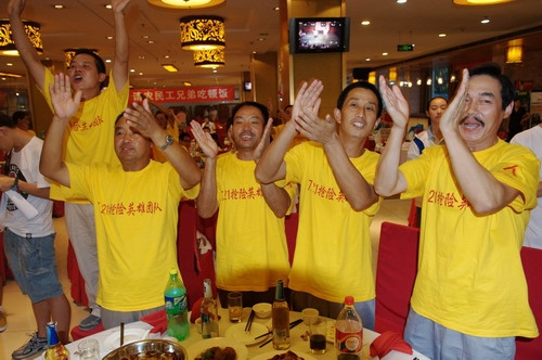 A total of 152 migrant workers who rescued people trapped in the rainstorms in Fengtai district on July 21, are invited to a dinner, during which they are granted a cash reward by charities. Photo: CFP 