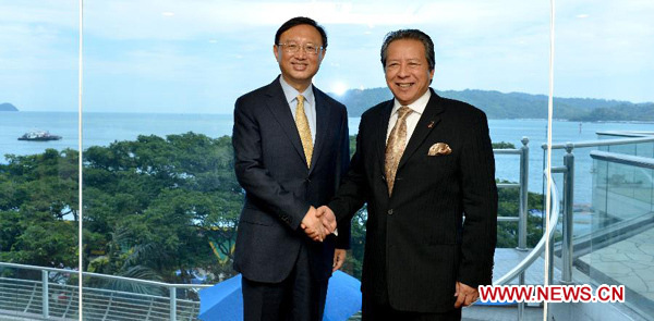 Malaysian Foreign Minister Anifah Aman (R) meets with his visiting Chinese counterpart Yang Jiechi in Kota Kinabalu, east Malaysia, on Aug. 12, 2012. (Xinhua/Chong Voon Chung)