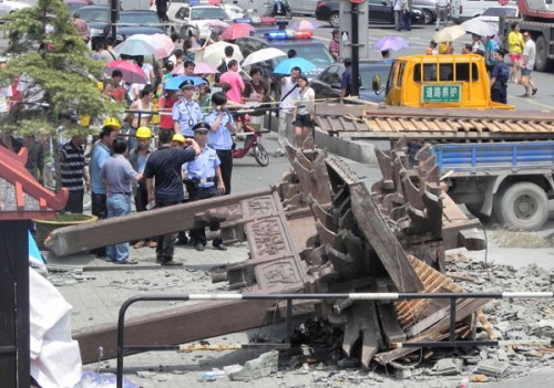 Police officers block access to the arch that collapsed in Hangzhou, capital of Zhejiang province, on Sunday. Long Wei / for China Daily