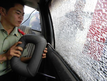A firefighter shows how to use a removable headrest to smash a car window. After the devastating downpour in Beijing on July 21, an increasing number of people have decided to upgrade their survival skills. Provided to China Daily
