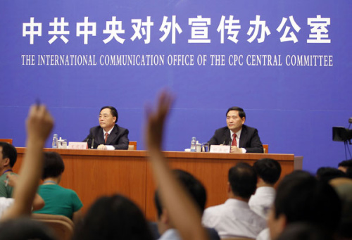 Wang Jingqing (left), deputy head of the Organization Department of the Communist Party of China Central Committee, at a news conference on Tuesday. Zhang Yu / China News Service