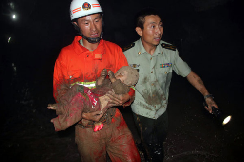 A firefighter saves a 14-month-old baby girl from a 10-meter-deep pit in Harbin, Northeast China's Heilongjiang province. [Photo/Xinhua]