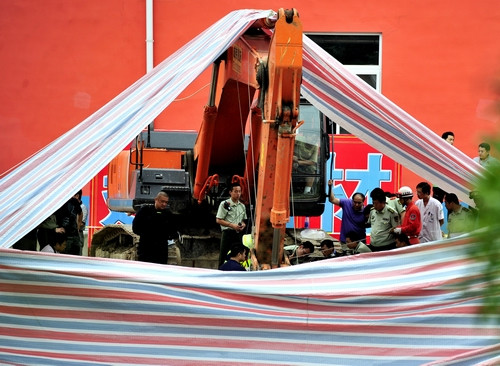 A huge rescue effort is underway Tuesday to recover a 3-year-old boy who fell into a 100-meter-deep shaft in a village in Chaoyang district on Monday. (Photo: Global Times)