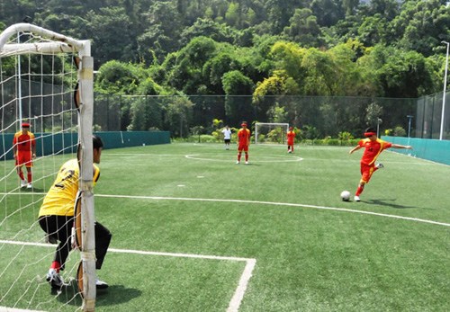 A team member of China's Blind Football team practices shooting during a training session ahead of the London 2012 Paralympics in Fuzhou, East China's Fujian province, Aug 14, 2012. [Photo/Xinhua]