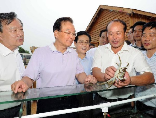 Chinese Premier Wen Jiabao (2nd L) inspects aquaculture production in Taihu Village of Hongqiao Township in Changxing County of Huzhou, east China's Zhejiang Province, Aug. 14, 2012. Wen made an inspection tour in Zhejiang on Tuesday and Wednesday. (Xinhua/Li Tao)