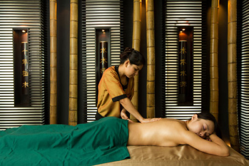 A woman enjoys a massage at Banyan Tree Spa, a luxurious health center in Shanghai. Gao Erqiang / China Daily