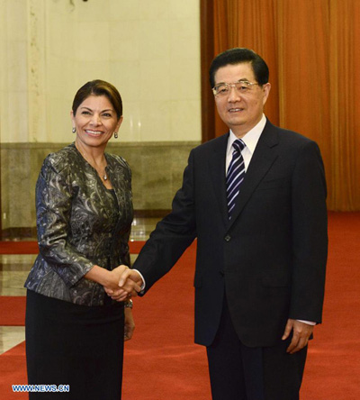 Chinese President Hu Jintao (R) shakes hands with Costa Rican President Laura Chinchilla Miranda during a welcoming ceremony held for Chinchilla in Beijing, capital of China, Aug. 16, 2012. (Xinhua/Rao Aimin)