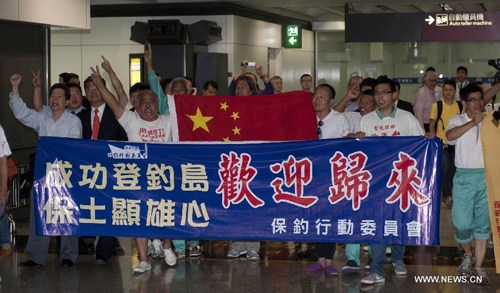 Chinese nationals who were illegally detained by Japan arrive at the international airport in Hong Kong, south China, Aug. 17, 2012. [Xinhua]