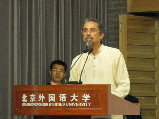 Saman Kumara Athaudahetti addresses the crowd at the launching ceremony of his new book Wandering with Pleasure along the Silk Route the launch was held at the Beijing Foreign Studies University in Beijing, on August 18. (Photo: chinadaily.com.cn) 