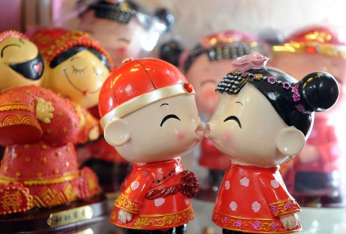 Ornaments popular among young people, displayed at a jewelry store on August 19, Xinhua Road, Bozhou city, Anhui province. [Zhang Yanlin/Asianewsphoto] 