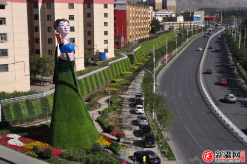 The statue of a flying Apsara stands at an intersection in Urumqi, the Xinjiang Uygur autonomous region, on Aug 6 when it was completed. The statue was demolished on Friday. Zhu Yi / for China Daily