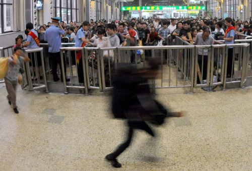 Cotton pickers line up for ticket checks on August 20, 2012 at Zhengzhou Railway Station. [Photo/Xinhua] 