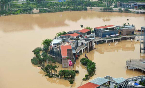 A view of flooded street after heavy rain in Nanning, South China's Guangxi Zhuang autonomous region, Aug 21, 2012. [Photo/Xinhua]