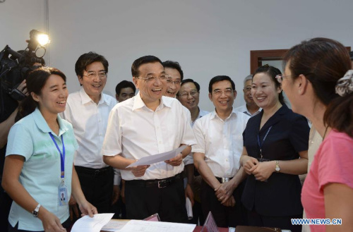 Chinese Vice Premier Li Keqiang (2nd L, front) inspects a service center of low-income housing in Beijing, capital of China, Aug. 21, 2012. Li inspected low-income housing communities in Beijing Tuesday. (Xinhua/Rao Aimin)