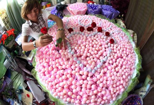 A florist prepares a Valentine's Day bouquet with 999 lollipops on August 22, Bozhou city, Anhui province. [Liu Qinli/Asianewsphoto] 