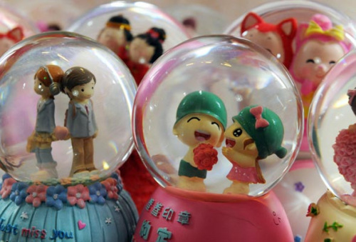 Ornaments displayed at a jewelry store on August 19, Xinhua Road, Bozhou city, Anhui province. [Zhang Yanlin/Asianewsphoto]