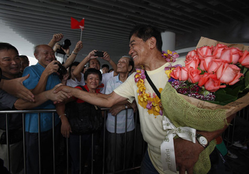 Activist Henry Wong Fah-man is greeted by supporters in Hong Kong after returning from the Diaoyu Islands on the fishing vessel Kai Fung No 2 on Wednesday. [Photo/Agencies]