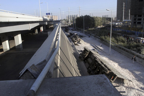 Trucks plunge off a collapsed bridge in Harbin, capital of Heilongjiang province, Aug 24, 2012. [Photo/Xinhua]