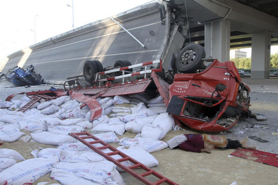 Trucks plunge off a collapsed bridge in Harbin, capital of Heilongjiang province, Aug 24, 2012. [Photo/Xinhua]