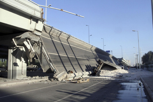 A bridge collapses in Harbin, capital of Heilongjiang province, Aug 24, 2012. [Photo/Xinhua]