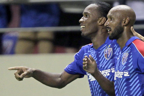 Shanghai Shenhua's striker Didier Drogba hugs teammate Nicolas Anelka (R) after scoring against Hangzhou green town at the Shanghai Hongkou Stadium in Shanghai, August 4, 2012. [Photo/Agencies]