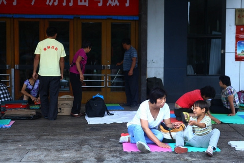 A woman and a child wait outside Peking Union Medical College Hospital in Dongcheng district for an appointment Monday. Photo: Guo Yingguang/GT 